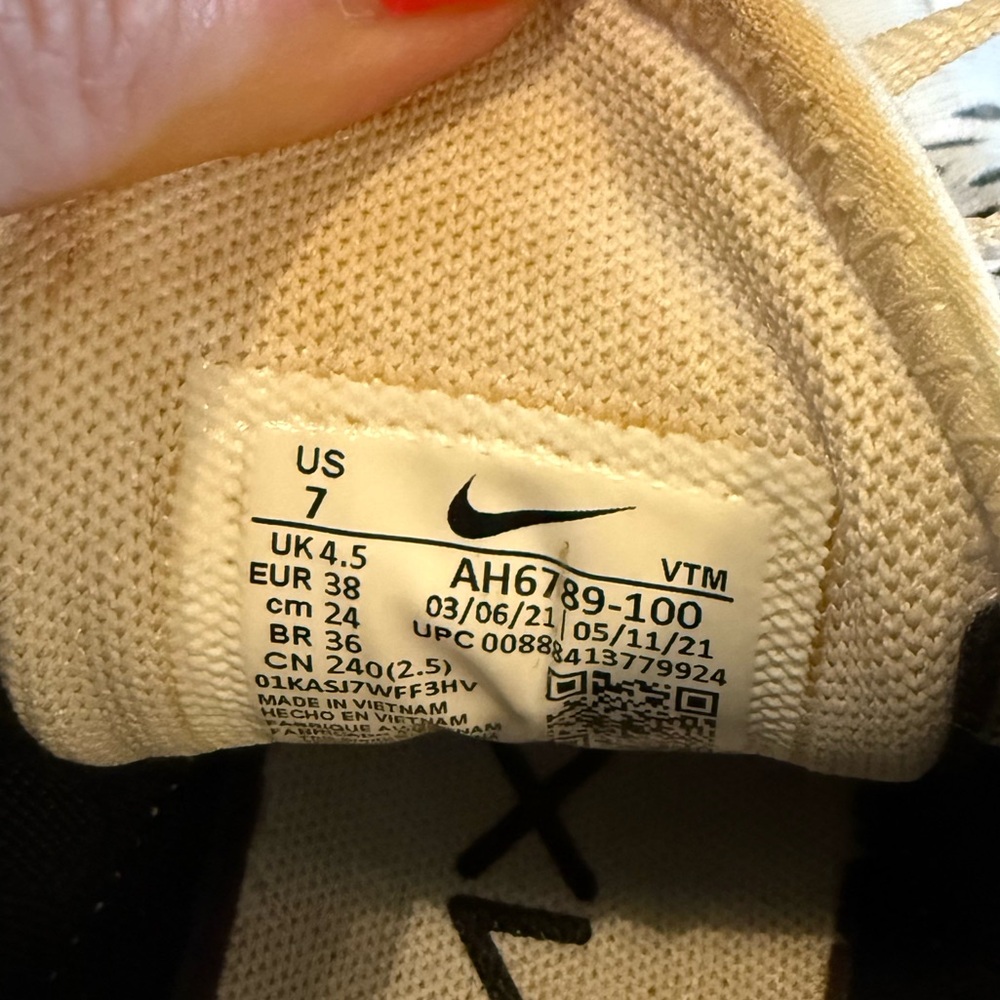 Nike Air Max 270 Beige and Black Sneakers - Picture 6 of 6